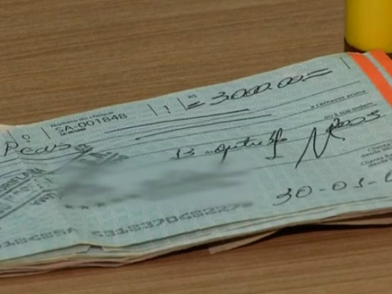 Cheques foram apreendidos pela polícia (Foto: Reprodução/TV TEM)