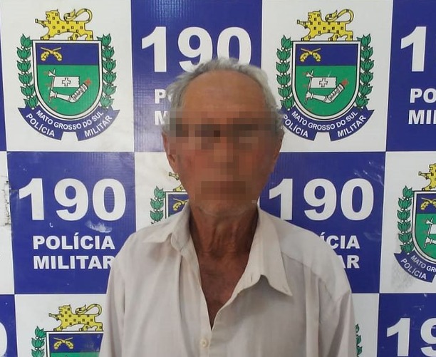 Idoso com mandado de prisão em aberto preso pela PM. Foto: PM/TL