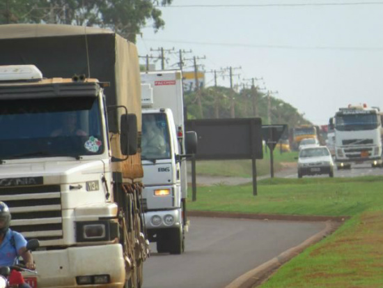 Veículos pesados terão horários restritos no feriadão - Foto: Arquivo/Dourados News