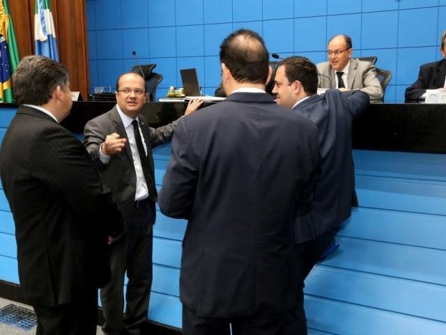 Deputados Lídio Lopes (Patri), José Carlos Barbosa (DEM), Márcio Fernandes (MDB) e Felipe Orro (PSDB), de costas, durante sessão na Assembleia (Foto: Victor Chileno/ALMS)