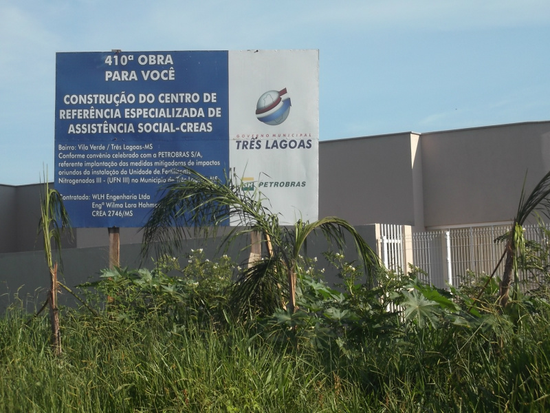 O mato está tomando conta dos arredores do prédio.Foto: Repórter News