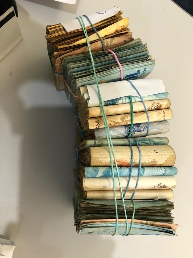 Dinheiro estava escondido no forro de um móvel - Foto: Divulgação/1ªDP