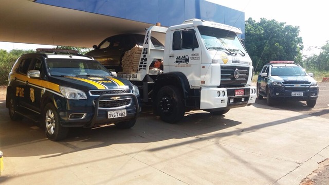 Além das drogas, dois veículos utilizados para o transporte delas também foram apreendidos (PRF / Cedida)
