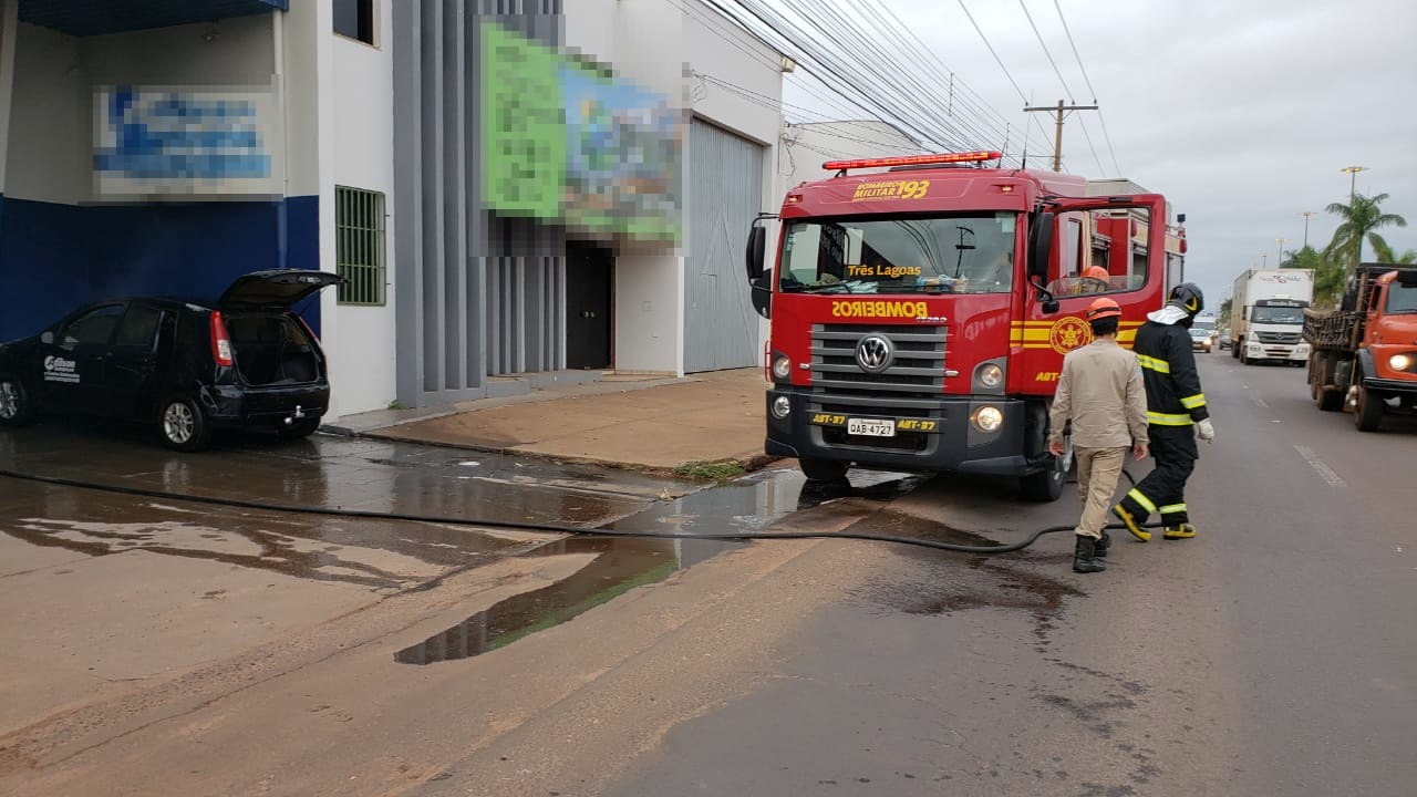 Veículo pega fogo na av. Ranulpho Marques Leal. Foto: 5º GBM/Rádio Caçula.