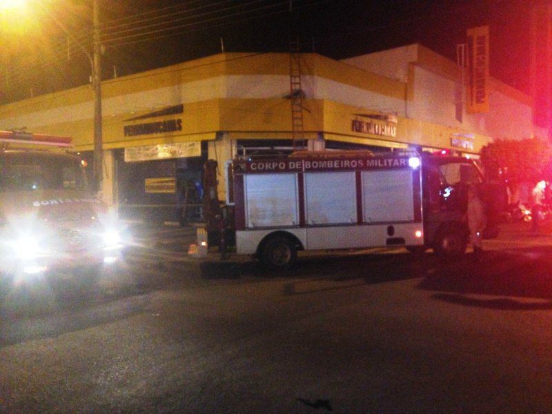 Princípio de incêndio na fachada de loja no centro.Foto: Rádio Caçula
