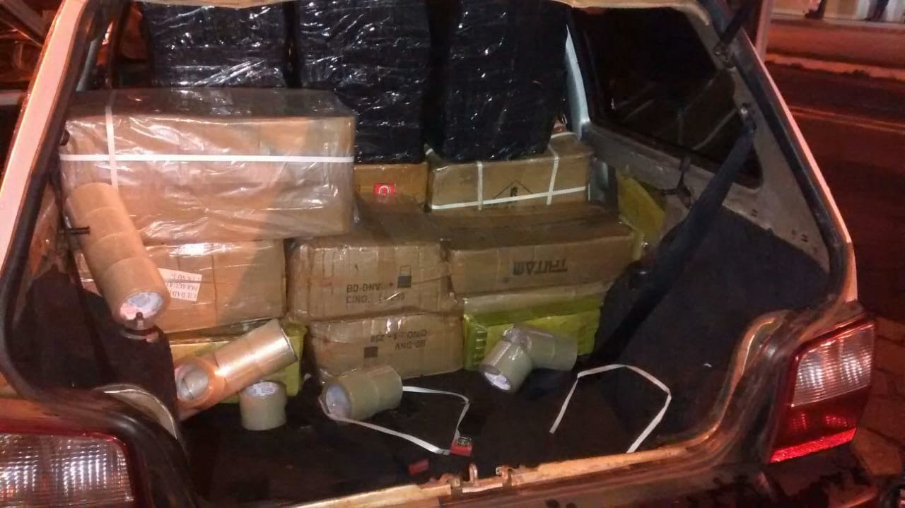 O veículo Uno estava lotado de contrabando que seria levado para o interior paulista. Foto: PMMS/Rádio Caçula.