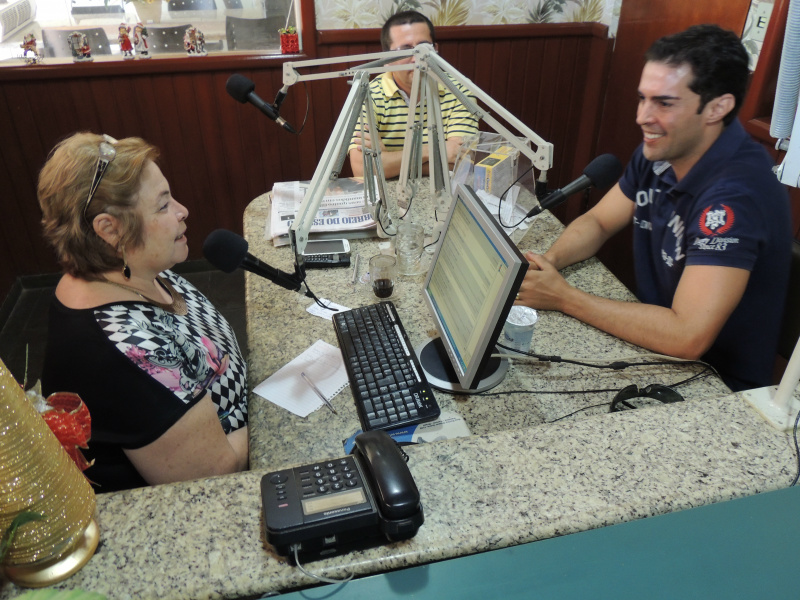 Toninha Campos ansiosa para sortear o prêmio.Foto: Rádio Caçula