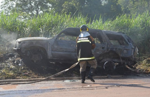 Foto: Ângela Bezerra / Edição de NotíciasBombeiros conseguiram resgatar condutor, mas crianças morreram carbonizadas