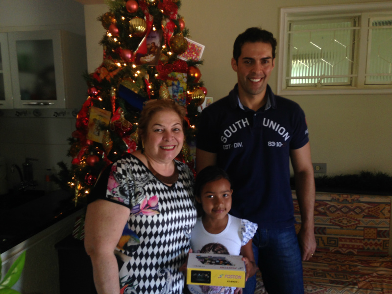 Ralffe Roncoleta e Toninha Campos entregam o Tablete a Adrieli Brasilino.Foto: Rádio Caçula
