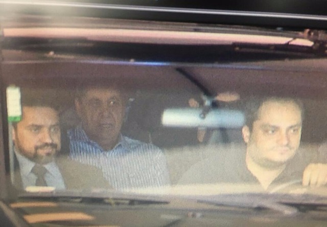 Puccinelli em viatura da PF, na saída do prédio onde mora, em Campo Grande, MS (Foto: Domingos Lacerda/ TV Morena)