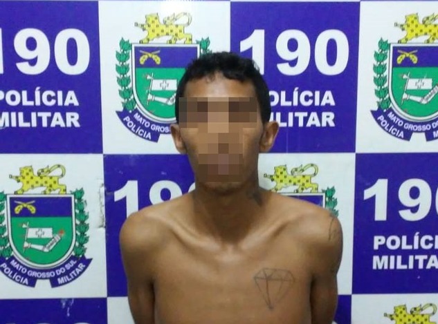 Rapaz de 21 anos de idade preso em flagrante por tráfico de drogas. Foto: PM