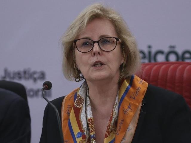 A presidente do Tribunal Superior Eleitoral (TSE), ministra Rosa Weber, divulga resultado do primeiro turno da eleições de 2018 (Foto: Valter Campanato/Agência Brasil)