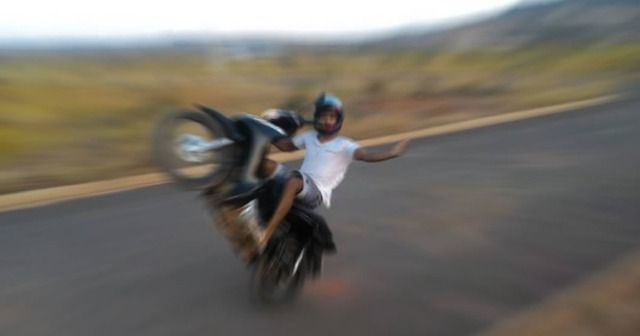 Jovem é flagrado pela PM empinando moto, tenta fugir e acaba atingindo  policial - Notícias de Três Lagoas - Rádio Caçula