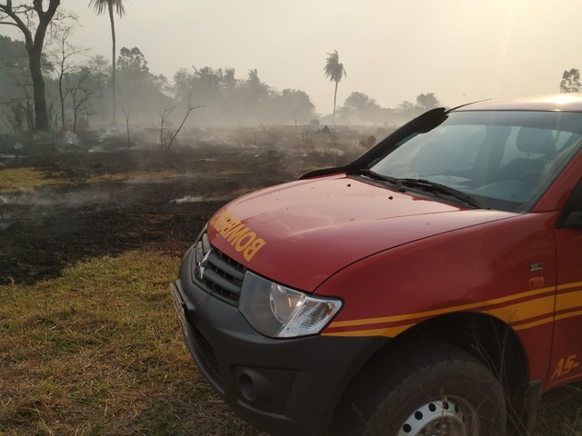 O combate ao incêndio demorou três horas. Foto: 5º GBM.