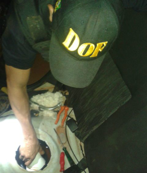 A droga estava escondida dentro do tanque de combustível.