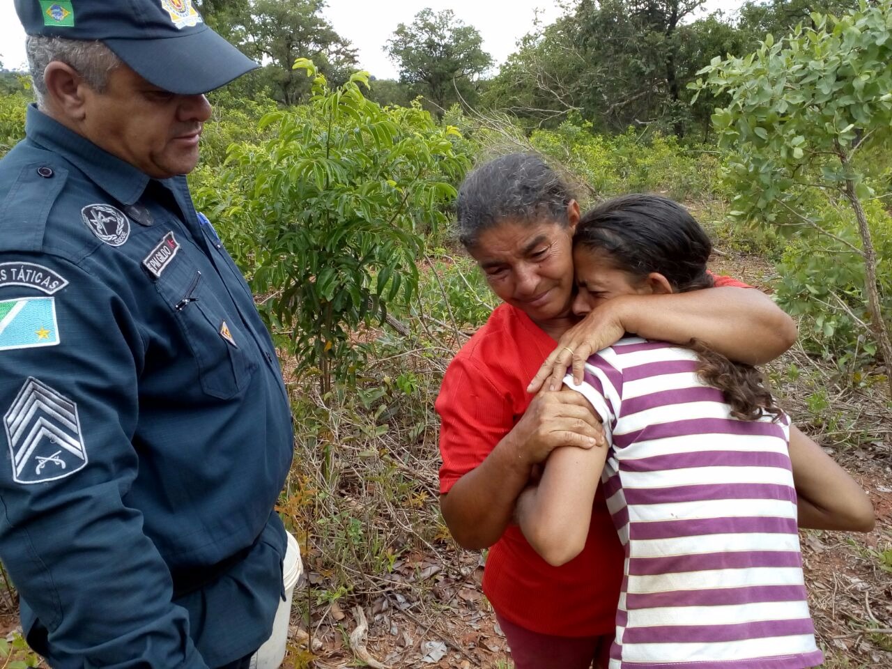 Reencontro da mãe e filha emocionou a equipe da Polícia Militar. (Foto:PM)