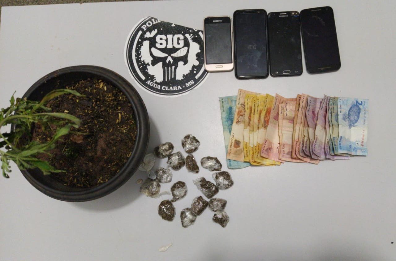 Após perseguição ininterrupta à torturadora, a equipe policial formada por três Investigadores de Polícia encontrou a mesma e, após busca na residência, encontrou diversas porções de maconha, crack e cocaína – Foto: Divulgação/Polícia Civil