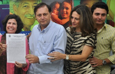 Foto da ocasião da doação do terreno para a construção do Hospital. Prefeita Márcia Moura e familia Magid Thomé Filho
