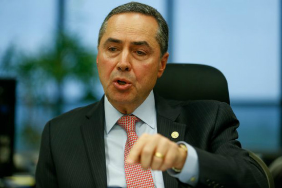 O ministro do STF Luís Roberto Barroso em seu gabinete em Brasília