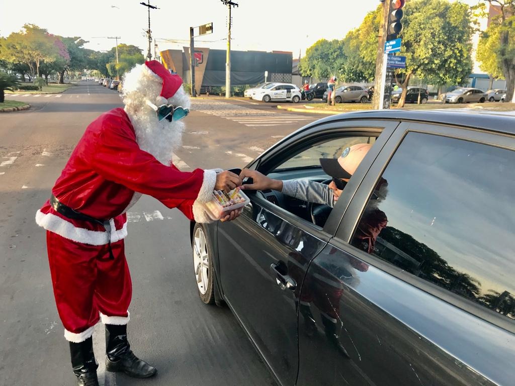 De acordo com o **Papai Noel fora de época**, ele consegue uma renda mensal de aproximadamente R$ 1,2 mil, comercializando balas e chicletes.Foto: Marco Campos/Rádio Caçula.Foto: Marco Campos/Rádio Caçula.