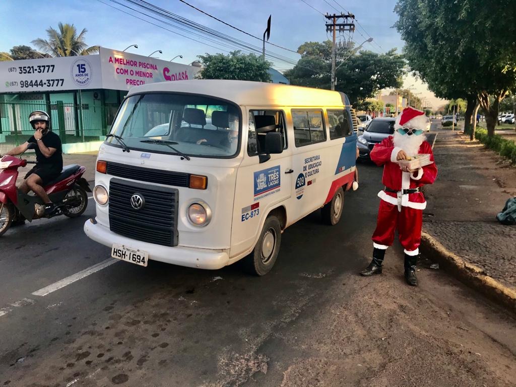Investiu R$ 250 em uma fantasia de Papai Noel e outros R$ 20 num óculos exótico para comercializar com bom humor e muita disposição balas e chicletes, nos semáforos de Três Lagoas (MS).Foto: Marco Campos/Rádio Caçula.