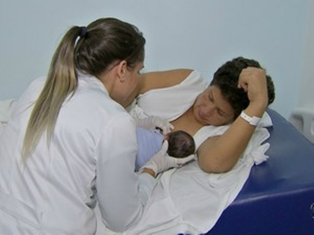 Serafina e Ana Júlia no hospital, após nascimentona varanda (Foto: Reprodução/ TV Morena)