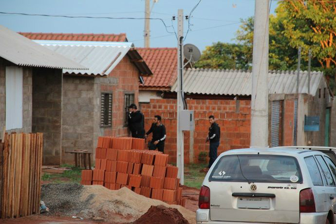 Policiais foram em várias residências no conjunto invadido no Bela Vista - Foto : Jornal da Nova