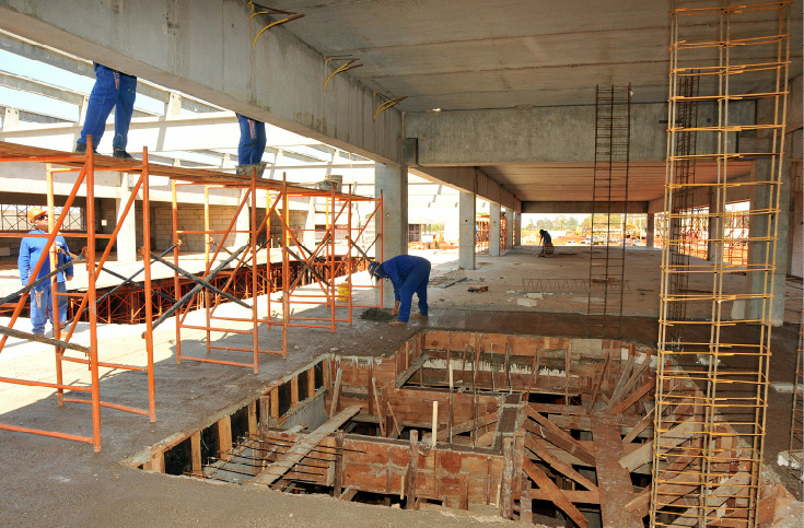 Operários correm para entregar obras do novo campus. (Foto: Valdenir Rezende/Correio do Estado)