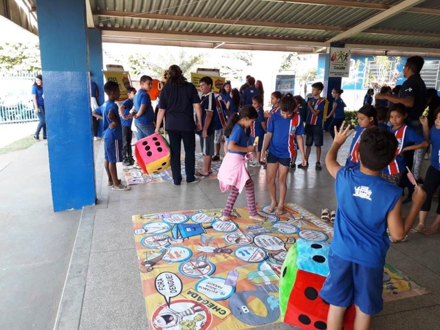 Alunos participando do projeto educativo  “Dia de Brincar de Combate à Dengue”. Foto: Reprodução.