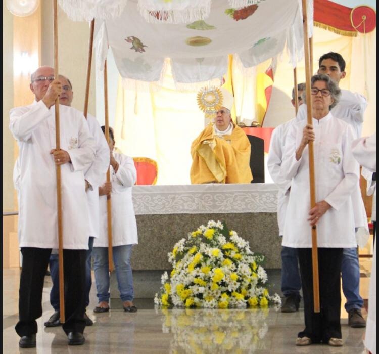 Nas cinco Paróquias da cidade de Três Lagoas a Solenidade de Corpus Christi será celebrada simultaneamente na quinta-feira (11/6) às 8h com transmissão ao vivo pelas redes sociais. Logo após a Santa Missa, cada Padre e o Bispo, percorrerão as principais ruas dos bairros das paróquias levantando o Santíssimo Sacramento em carro aberto. Foto: Diocese de Três Lagoas.