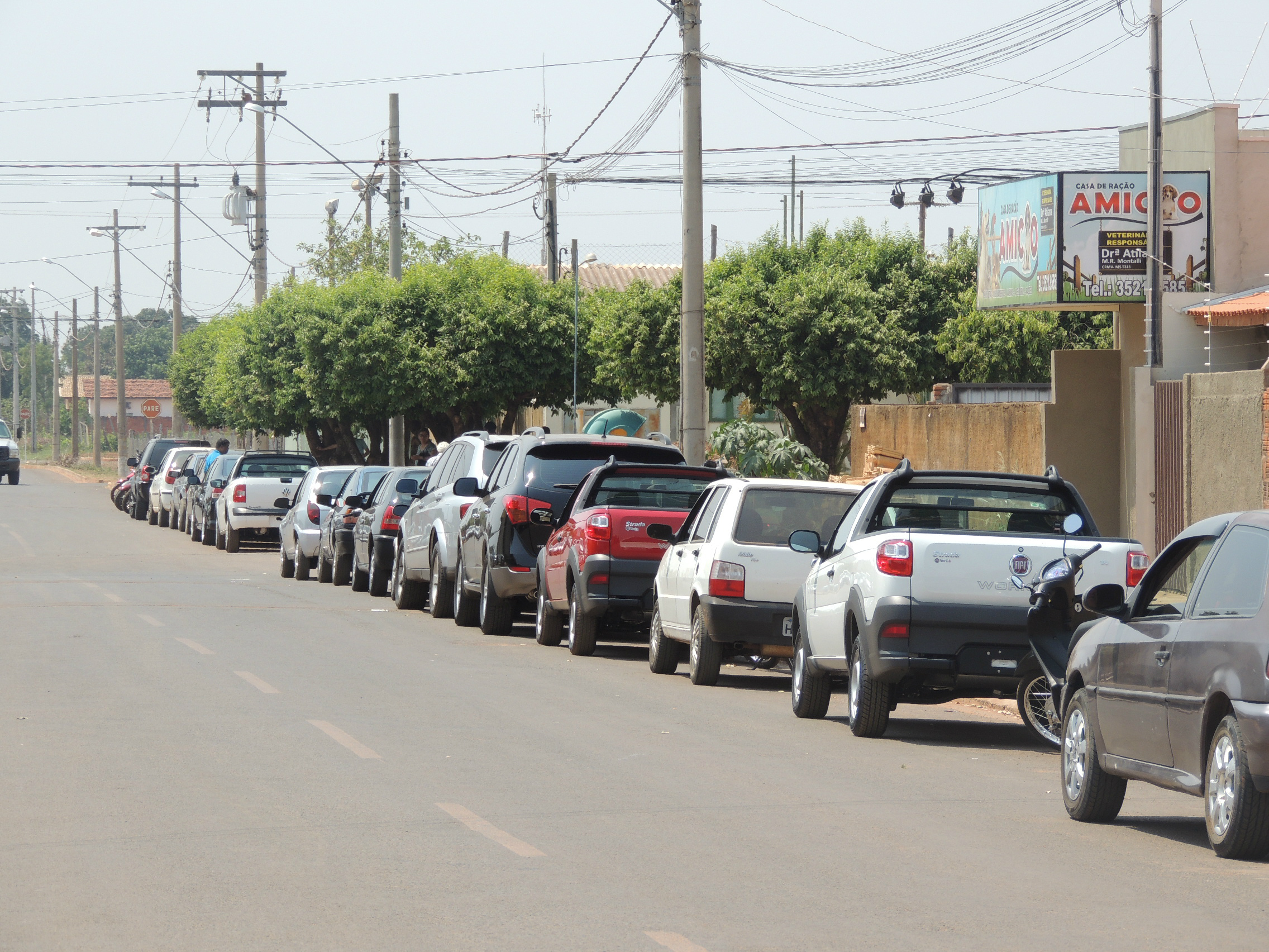 Fila de veículos para emplacamento e vistoria no Ciretran passa de 200m(Foto: Pereira Neto - Rádio Caçula)