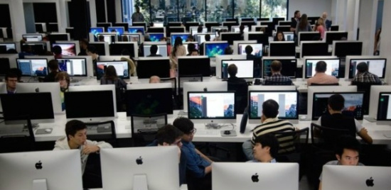 Na universidade 42, os estudantes trabalham juntos na solução de problemas e avaliam o trabalho dos colegas