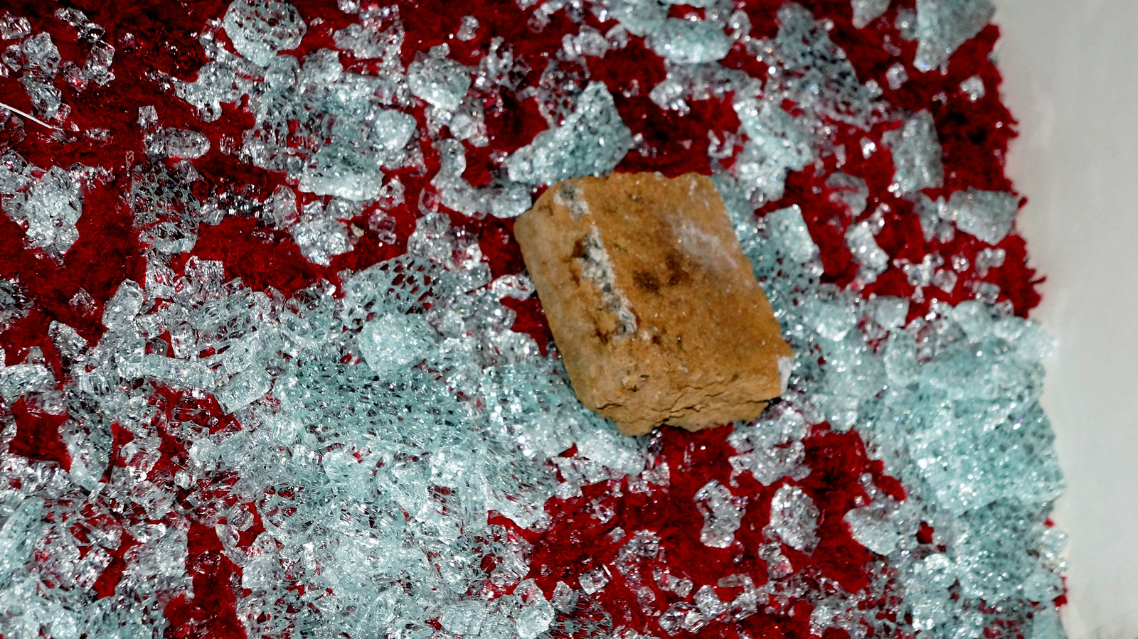 Pedra usada para quebrar a loja. Foto: Rádio Caçula