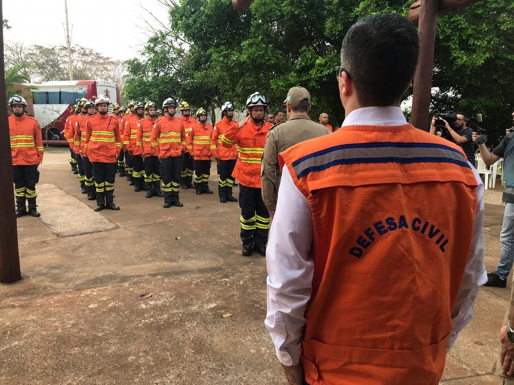 Bombeiros do Distrito Federal atuando em MS — Foto: Cláudia Gaigher/TV Morena