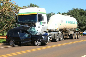 O motorista ficou preso às ferragens e morreu minutos depois Foto: Campo Grande News