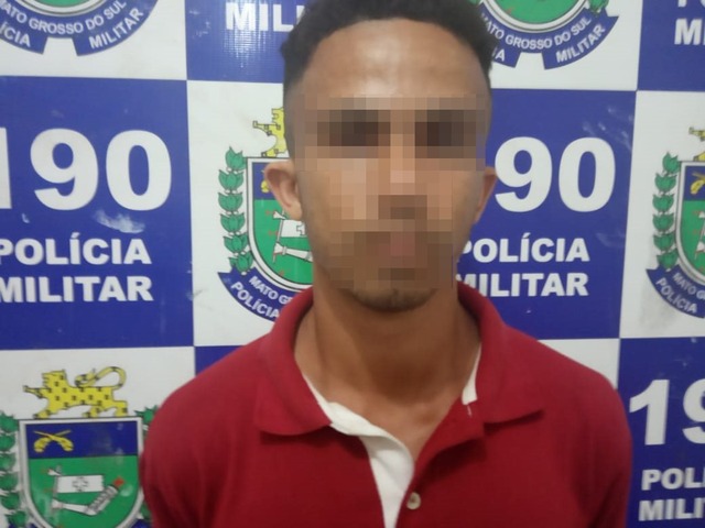 Homem (28) preso pela PM durante patrulhamento pelo bairro Jardim Novo Aeroporto. Foto: Rádio Caçula.