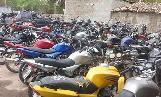 Serão leiloadas sucatas aproveitáveis de motos e carros. (Reprodução)