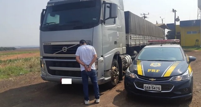 O homem estava dirigindo o veículo no lugar do motorista que era mantido em cárcere privado.