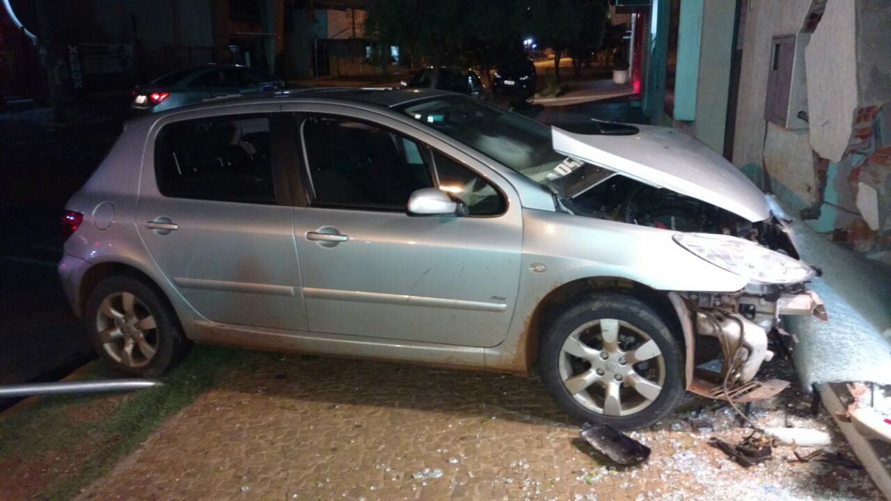 O condutor perdeu o controle do veículo entrando dentro da agência. Foto: Divulgação Whatsapp