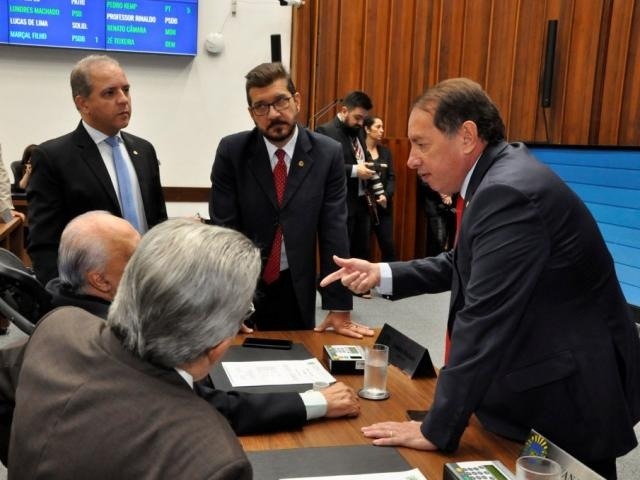 Deputados Carlos Alberto David (PSL), Pedro Kemp (PT), Gerson Claro (PP), Onevan de Matos (PSDB) e Londres Machado (PSD), durante sessão (Foto: Luciana Nassar/ALMS)