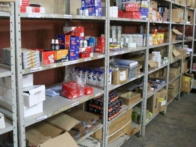 Prateleira com remédios na Farmácia Central de Campo Grande (Foto: Arquivo)
