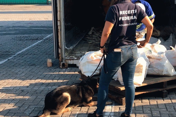 Droga é inserida em contêineres, em navios - Foto: Divulgação