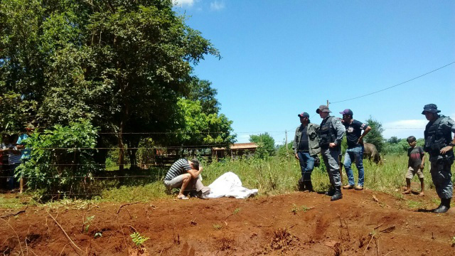 Pai se desespera ao saber da morte da filha - Foto: Osvaldo Duarte