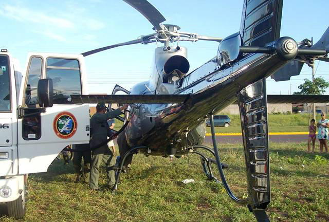 O Helicóptero foi abastecido em um campo aberto próximo ao Corpo de Bombeiros.Foto: Ademar Cardoso
