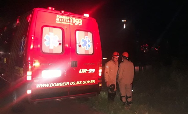 Um dos caminhões, para transporte de animais, estava vazio e outra que transportava madeira – Foto: 5ºGBM/Divulgação