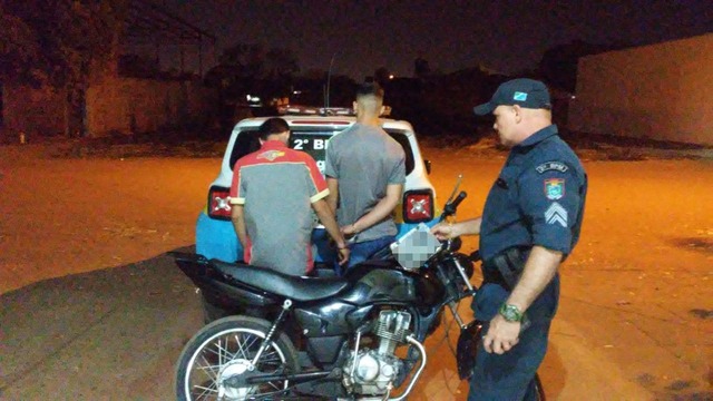 Após perseguição, suspeitos são alcançados pela PM e encaminhados para a DEPAC. Foto: Rádio Caçula.