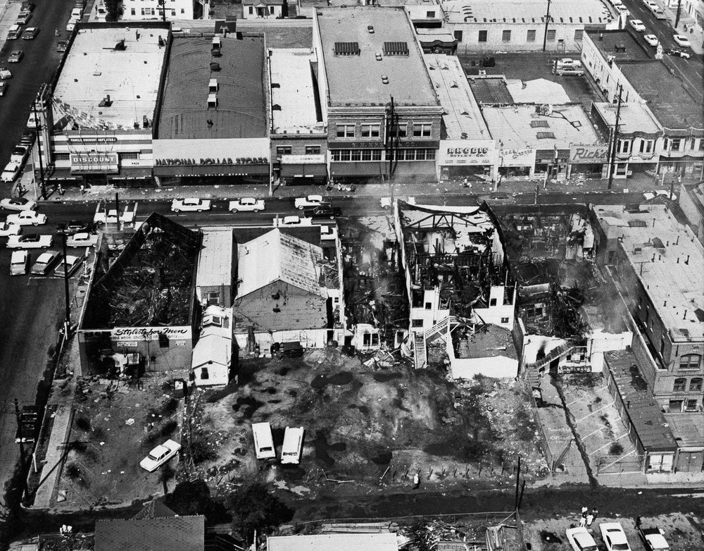 Esta foto de arquivo de 14 de agosto de 1965 mostra vários prédios incendiados depois que incêndios iniciados por manifestantes destruíram um bloco comercial no distrito de Watts, em Los Angeles. Começou com uma parada de trânsito e se transformou no tumulto mais mortal e destrutivo que Los Angeles já vira. O tumulto de Watts estourou em 11 de agosto de 1965 e durou mais de uma semana. Quando a fumaça desapareceu, 34 pessoas morreram, mais de 1.000 ficaram feridas e cerca de 600 edifícios foram danificados. (Foto AP)