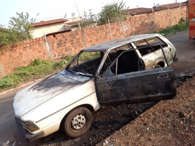 Nas redes sociais, vizinhos lamentaram o ocorrido e publicaram imagens do veículo – Fotos: Reprodução/Redes Sociais