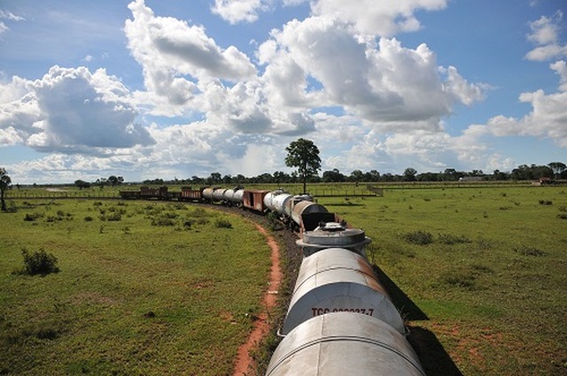 Malha ferroviária, que antes tinha elevado volume de carga, hoje está em completo abandono e necessita de reparos - Foto: Álvaro Rezende / Correio do Estado