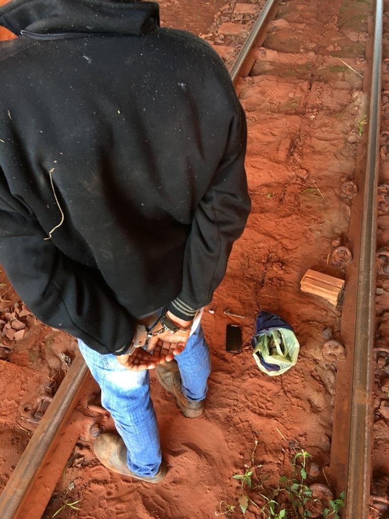 o autor foi preso no viaduto na BR 262, após percorrer 3 km a pé. Foto: Força Tática PM/Rádio Caçula.
